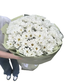 Букет из 15 белых ромашек в оформлении с атласной лентой.